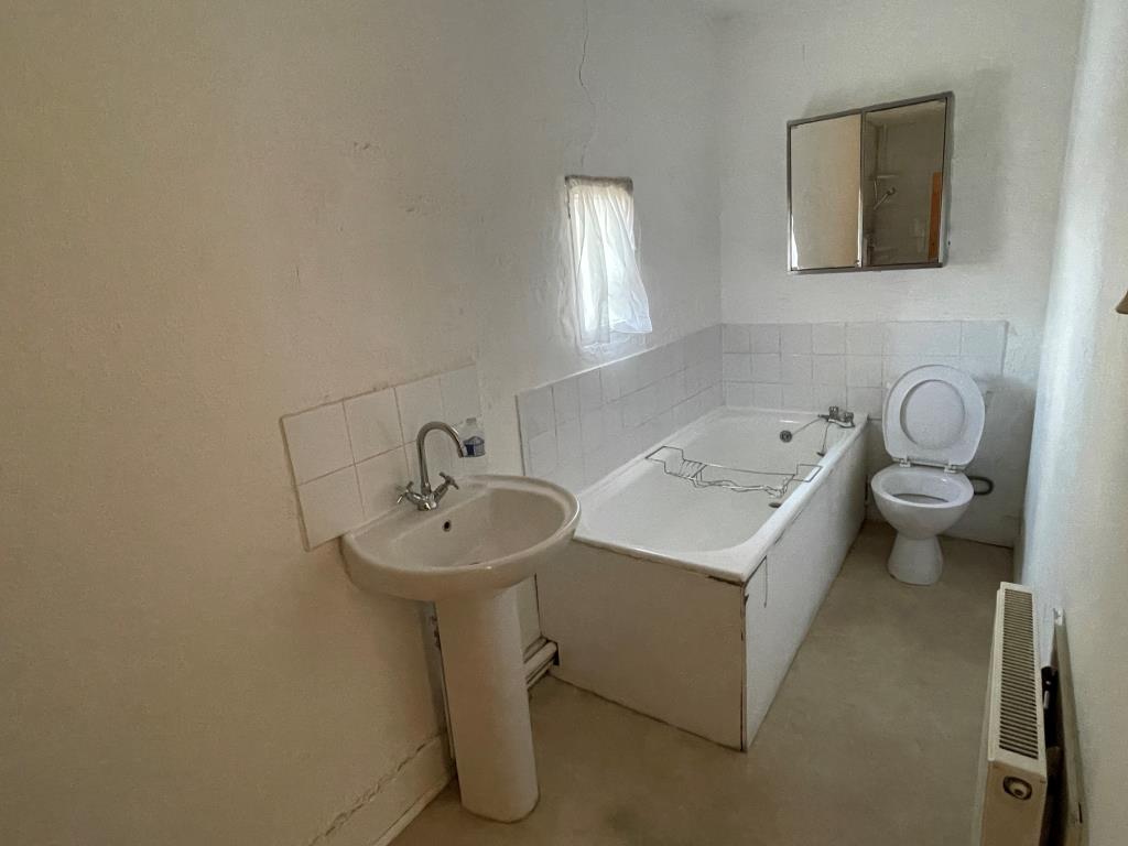 Lot: 47 - THREE-BEDROOM END-TERRACE FOR IMPROVEMENT - Bathroom with shower and W.C.